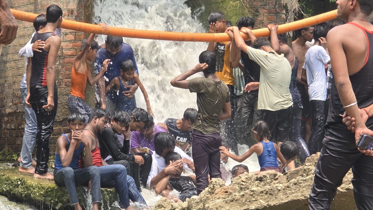 Bihar News: Children playing with dangers to take bath, dilapidated bridge is also inviting death