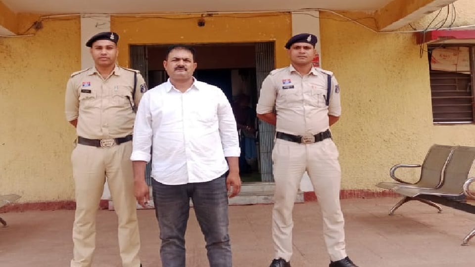 पुलिस की गिरफ्त में आरोपी
