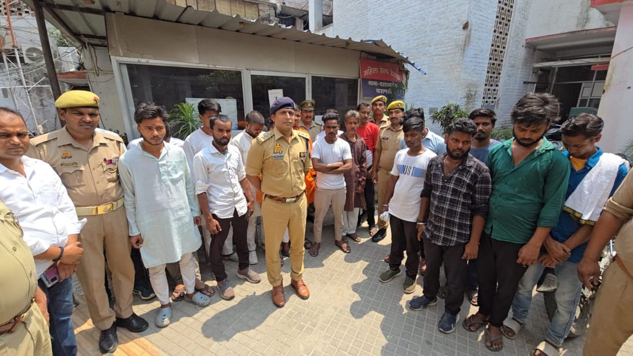 21 people arrested on charges of extorting money from devotees in name of darshan at Kashi Vishwanath temple