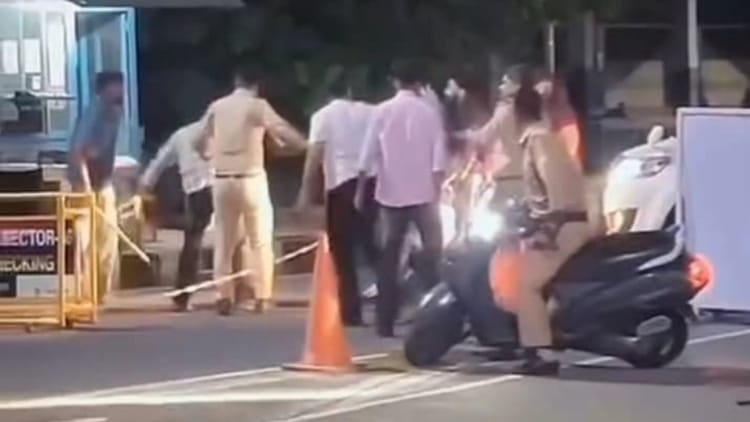 Youth Beaten With Sticks In Front Of Security Personnel In Pu Chandigarh See Video – Amar Ujala Hindi News Live