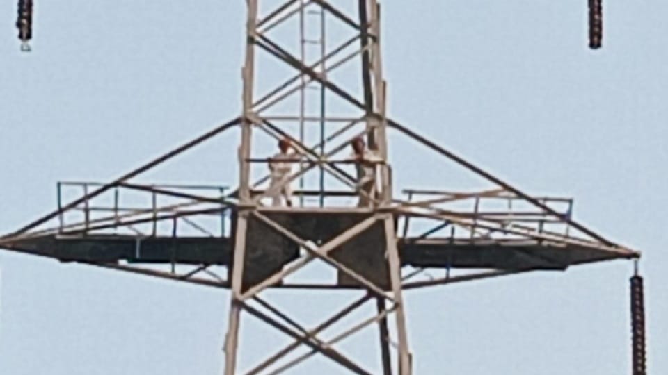Two Old Man of Shahpur Kandi Barrage Sangharsh Committee climbed electricity tower in Pathankot