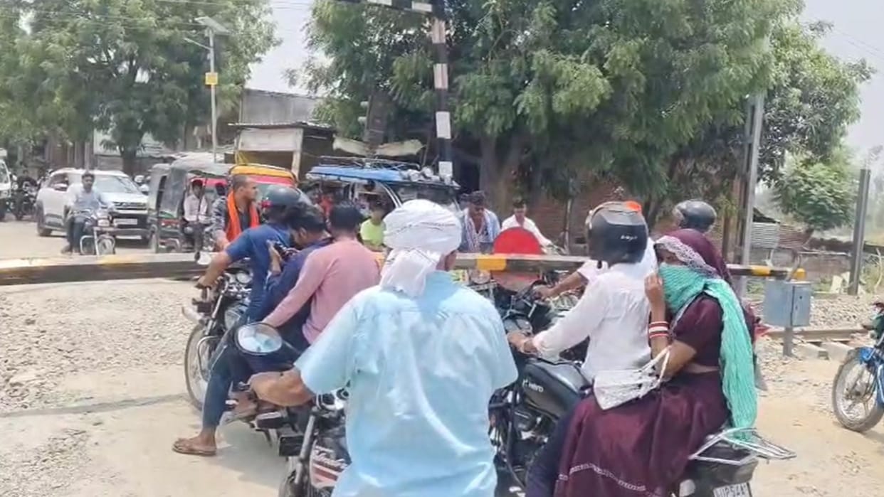 Pipridih railway gate broke down twice in three days queue of vehicles