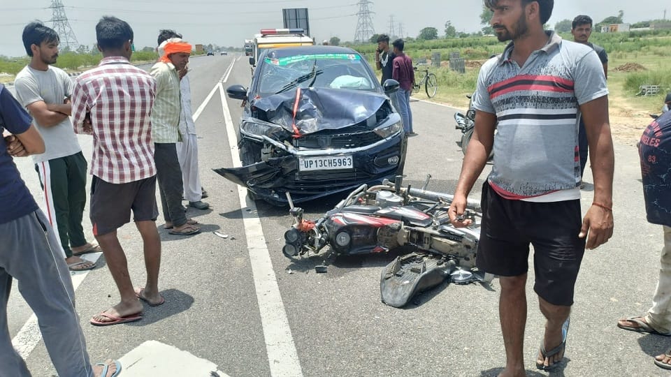 high speed car hit a bike in Khurja one youth died