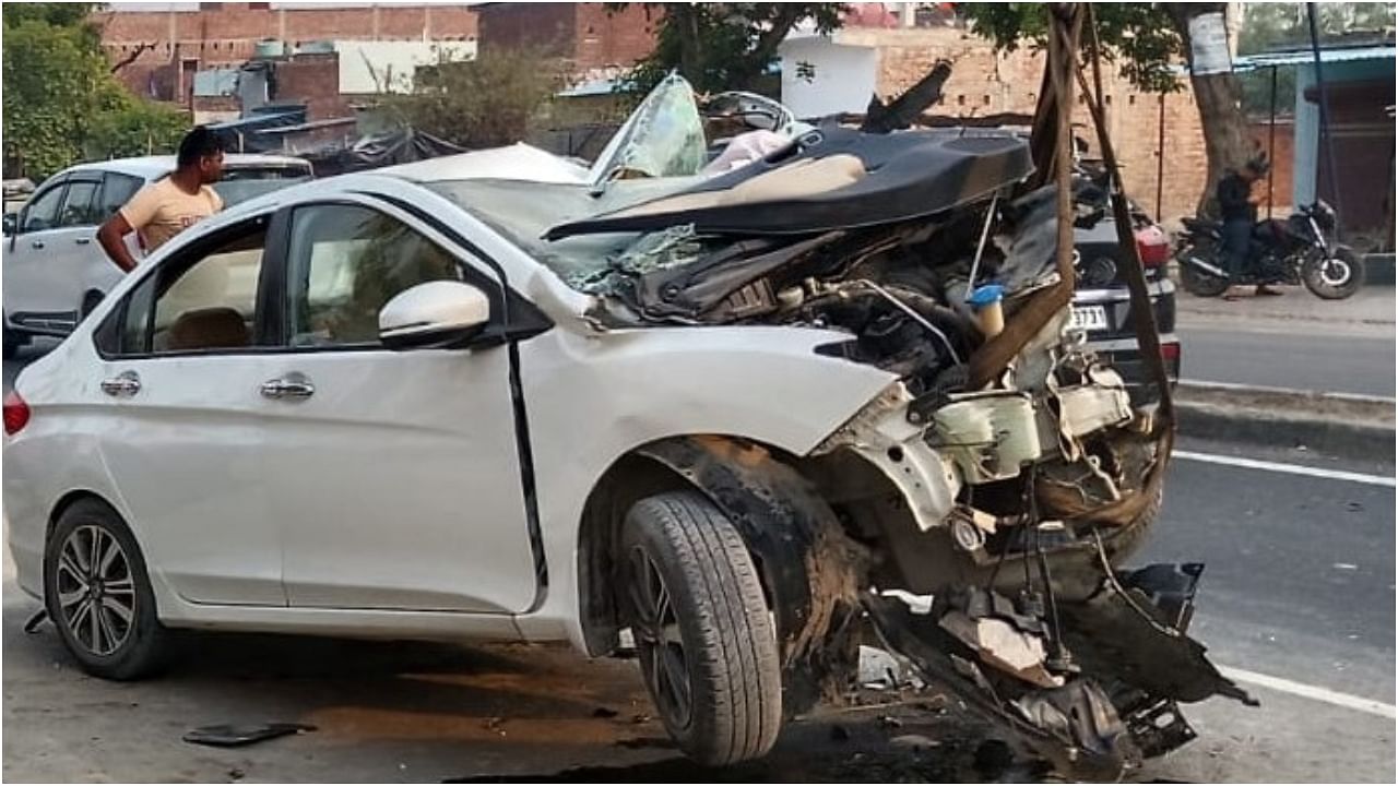 Shahjahanpur road accident young man took 500 rupees and told them the way to the hospital