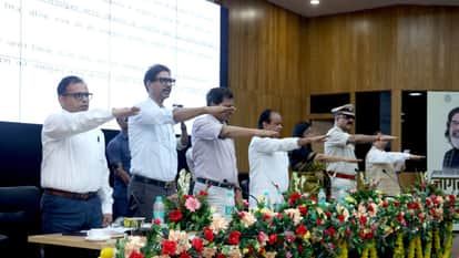 शपथ लेते सभी