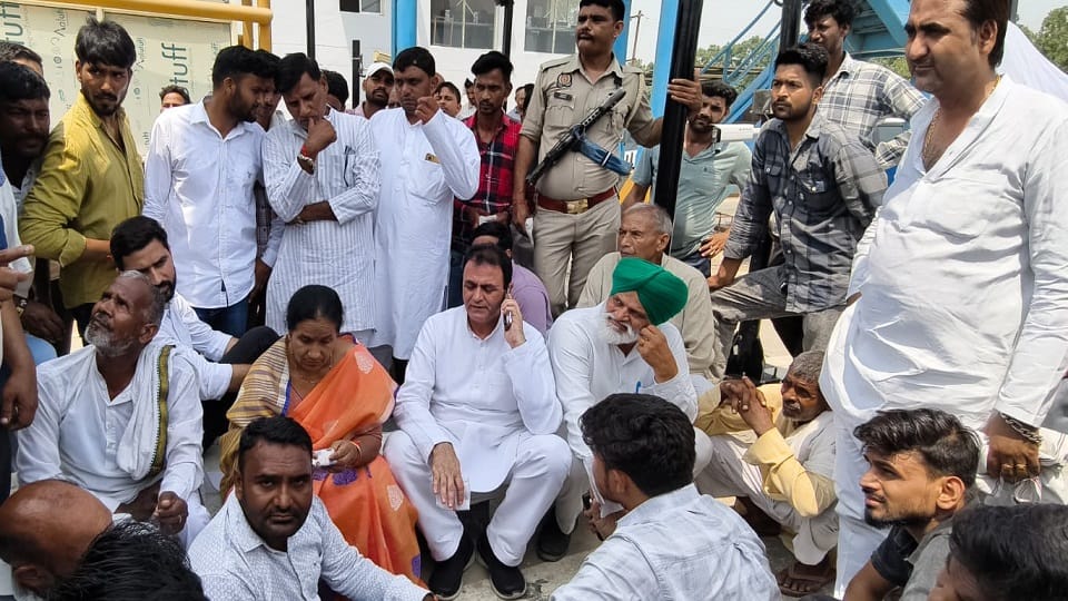Muzaffarnagar: MLA and former minister staged a five-hour dharna at Mehra toll plaza, raised this demand