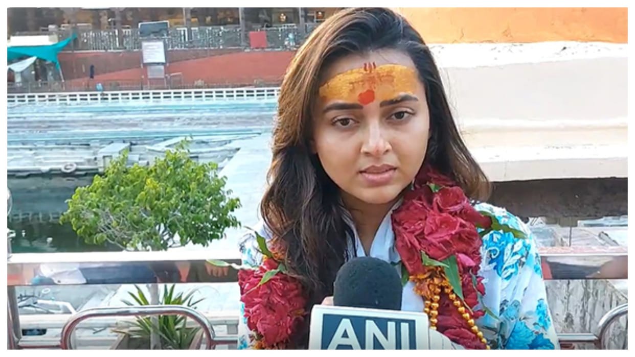 tv actress tejasswi prakash visits mahakaleshwar temple on her 32nd birthday