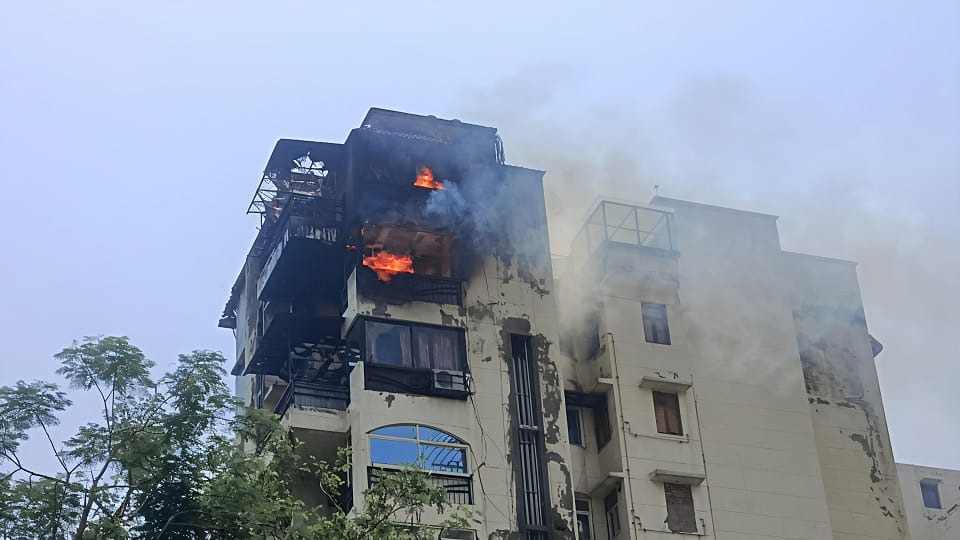 fire broke out in Dwarka flat lives of daughter nephew and uncle could have been saved if people do something