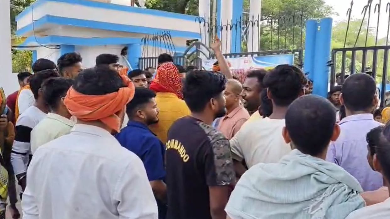 Ruckus in front of NTPC welcome gate anger erupted over power cuts protest by blocking the road