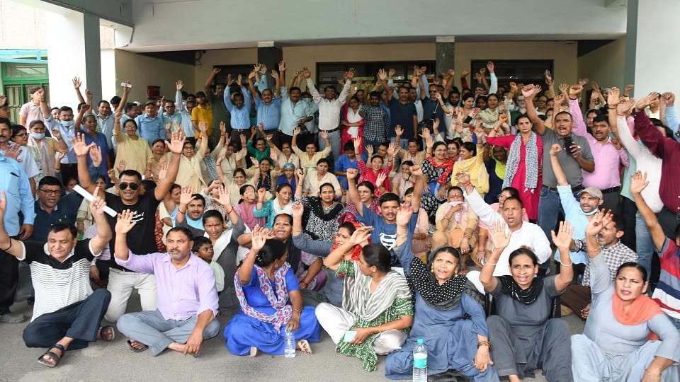 Upanal workers protesting at Sushila Tiwari Hospital Haldwani demanding payment of salaries