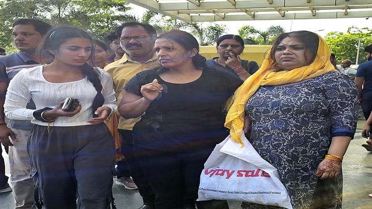 Dwarka fire : ऐसा लगा सदमा कि सूख गए आंसू, जुबान भी खामोश; सबकुछ हो गया खत्म…खुशियां हो गईं स्वाहा