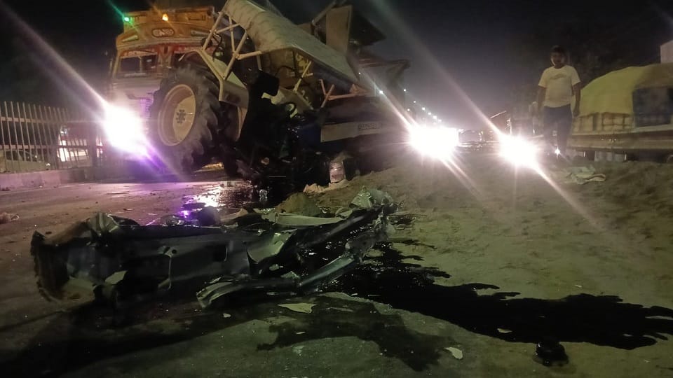 Agra: High speed bus hits two cars and tractor trolley, car blown to pieces
