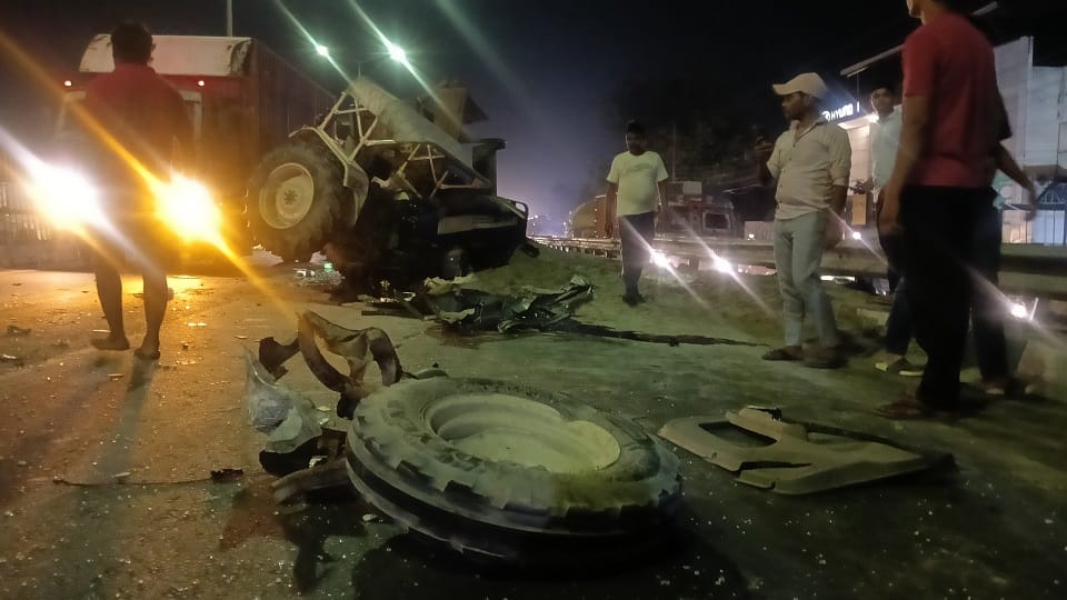 accident Tractor broke in the middle car was blown to pieces Nothing can keep up with the speed of the bus