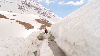Himachal : 16,000 फीट ऊंचा बारालाचा दर्रा बना नया स्नो प्वाइंट, ठंड और बर्फ का मजा लेने पहुंचे रहे सैलानी Himachal 16000 feet high Baralacha pass becomes new snow point tourists are arriving to enjoy