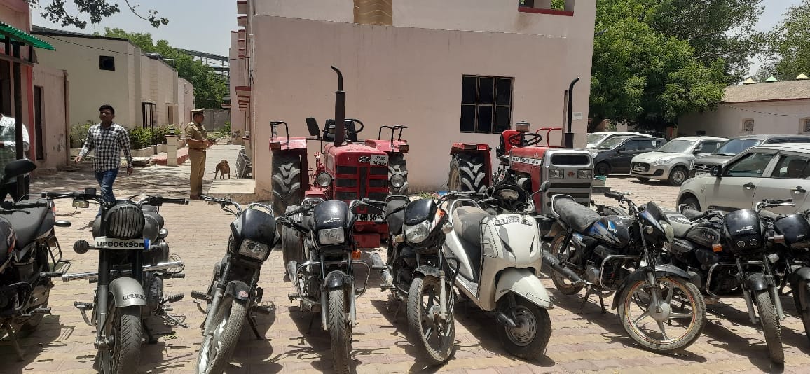 Stolen vehicles are mortgaged by changing number plates three arrested