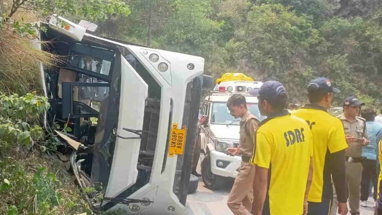 Uttarakhand: टिहरी-घनसाली मार्ग पर हुआ हादसा... गुजरात के 35 यात्रियों को लेकर जा रही बस सड़क पर पलटी