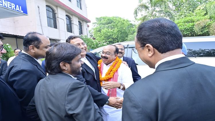 अपने अधिवक्ता साथियों से मिले डिप्टी सीएम अरुण साव: पुरानी यादें हुईं ताजा, हाईकोर्ट परिसर में जमकर लगे ठहाके