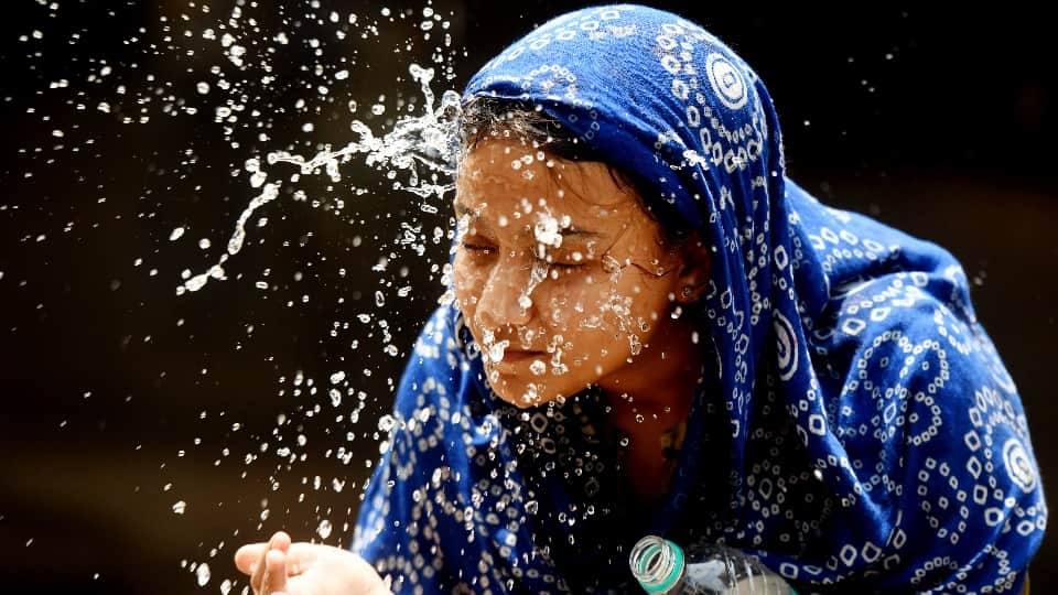 भीषण गर्मी की मार से लोग परेशान।