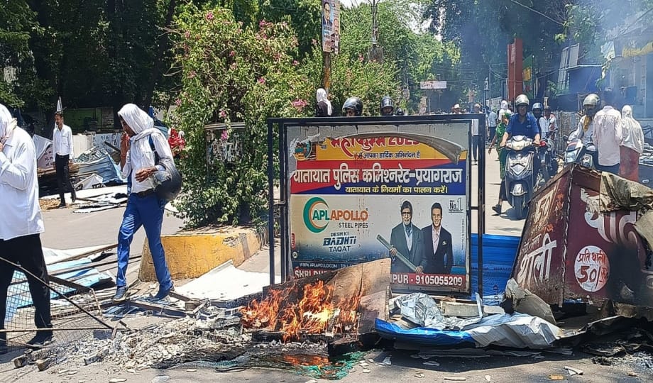 Administration removed the chamber in the name of encroachment, angry lawyers blocked the road in front