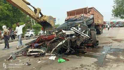 Kanpur Road Accident Truck trailer rammed into the truck going ahead gutter passed through drivers chest