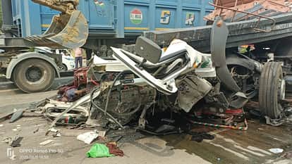 Kanpur Road Accident Truck trailer rammed into the truck going ahead gutter passed through drivers chest