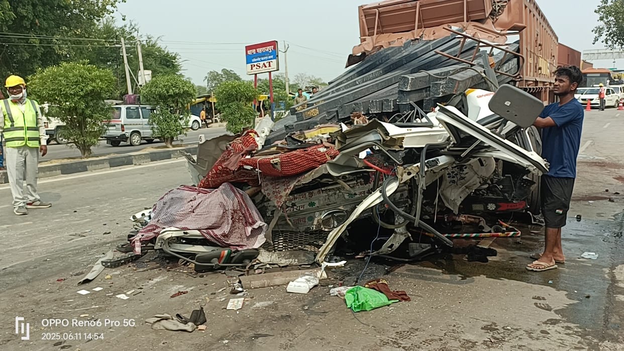 Kanpur Road Accident Truck trailer rammed into the truck going ahead gutter passed through drivers chest
