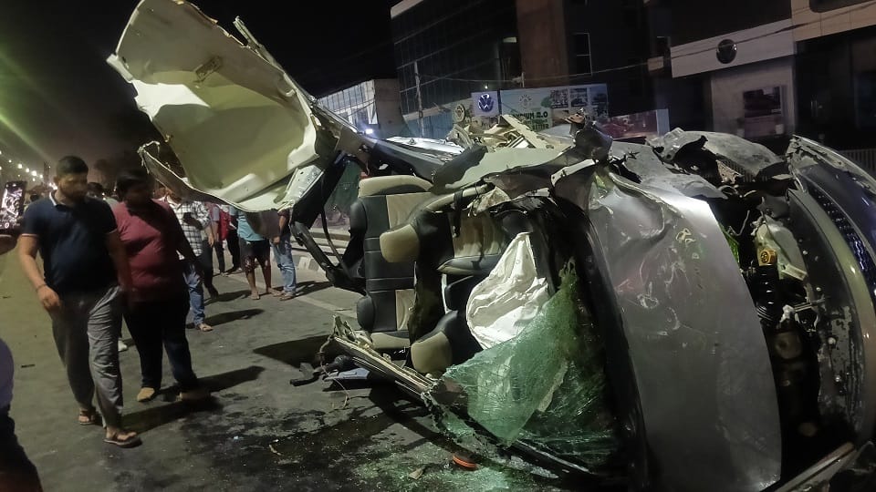 accident Tractor broke in the middle car was blown to pieces Nothing can keep up with the speed of the bus