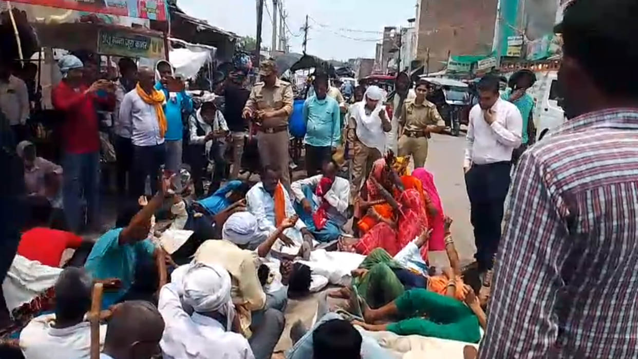 Banda: Fed up with power cuts, villagers laid down on the highway and blocked it