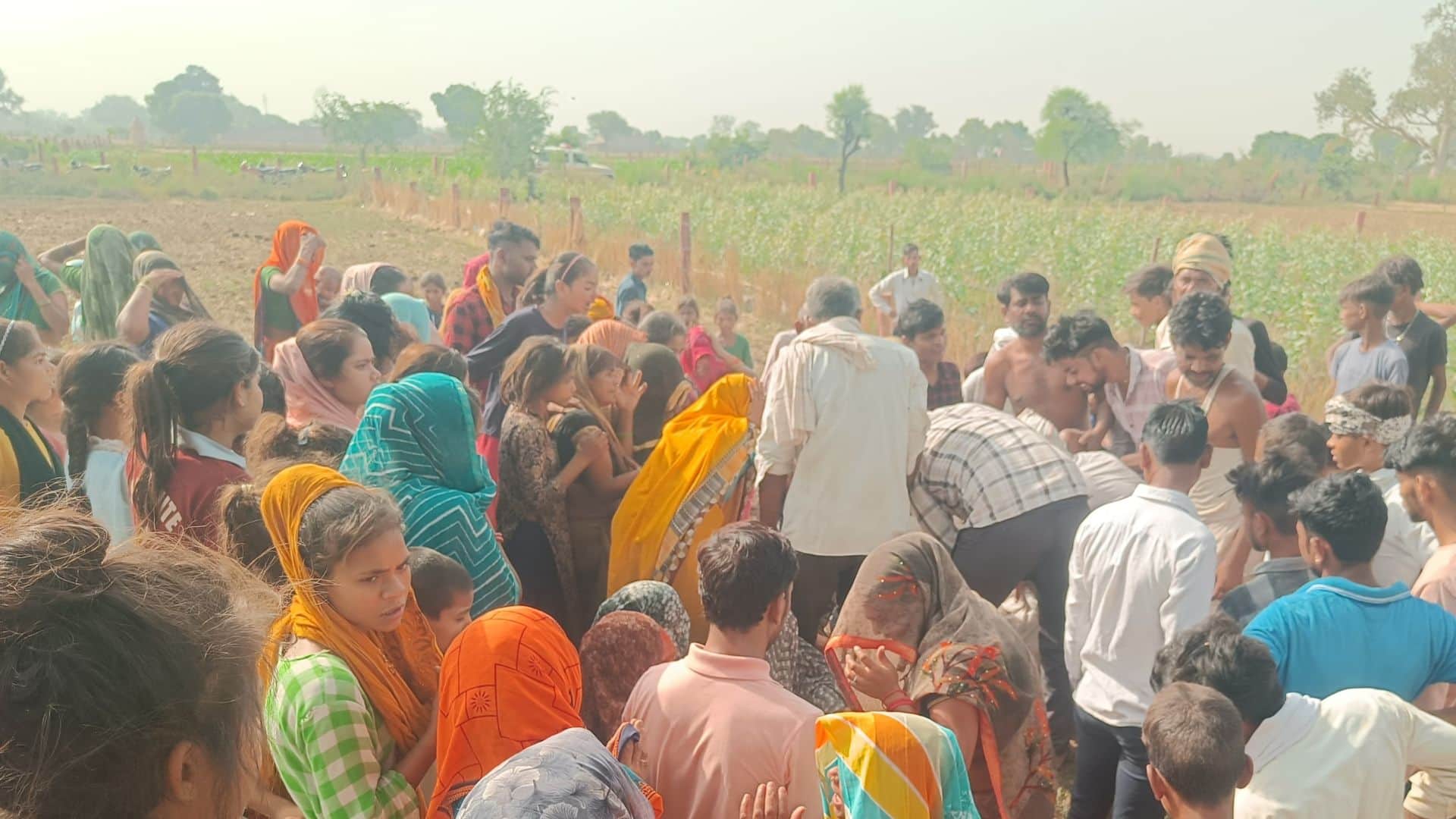 मौके पर जुटी भीड़