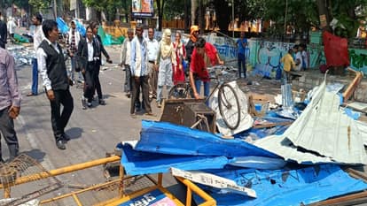 Administration removed the chamber in the name of encroachment, angry lawyers blocked the road in front