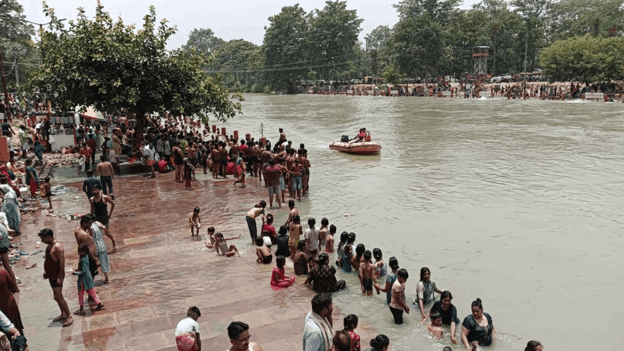 young man who had come to take a bath at Gang Canal Ghat with his friends in Muradnagar