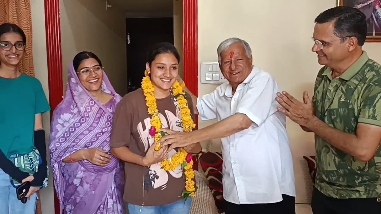 Ujjain's Navya become Madhya Pradesh's first flying officer NDA exam result
