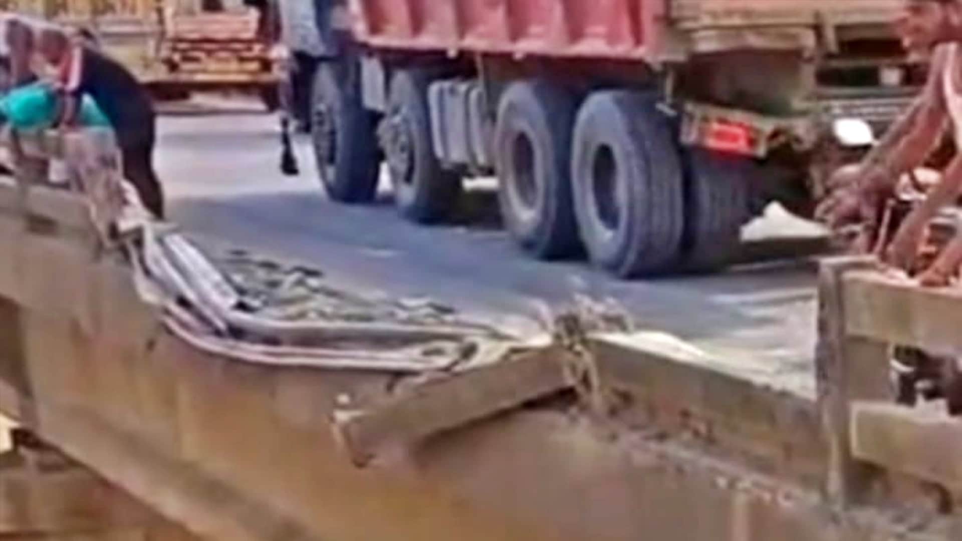 Patna News: High speed tractor breaks railing of Punpun river bridge falls 100 feet down driver died on spot