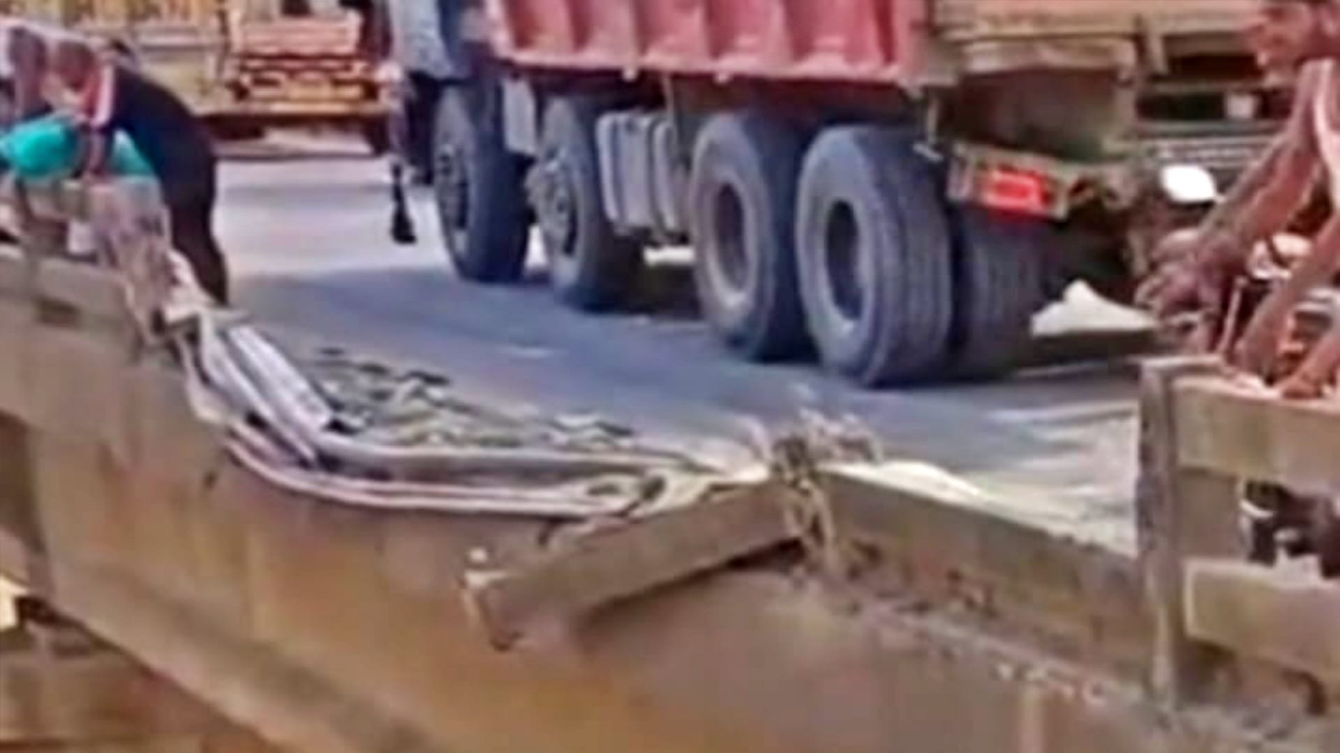 Patna News: High speed tractor breaks railing of Punpun river bridge falls 100 feet down driver died on spot