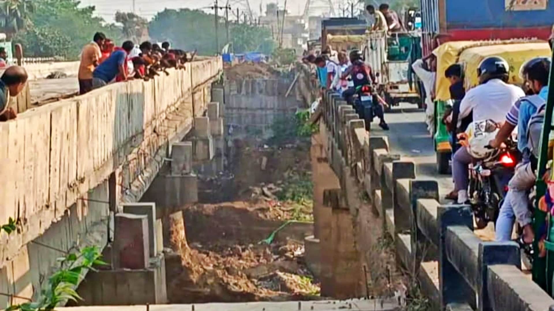 Patna News: High speed tractor breaks railing of Punpun river bridge falls 100 feet down driver died on spot
