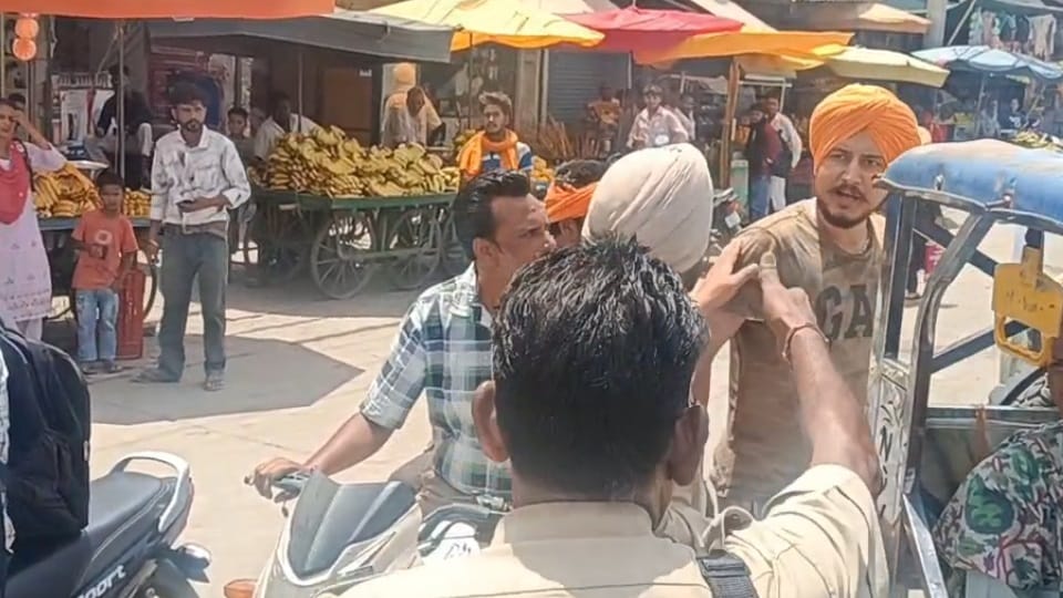 Demanded way from Shiv Sena workers staging dharna beat up car rider Muktsar