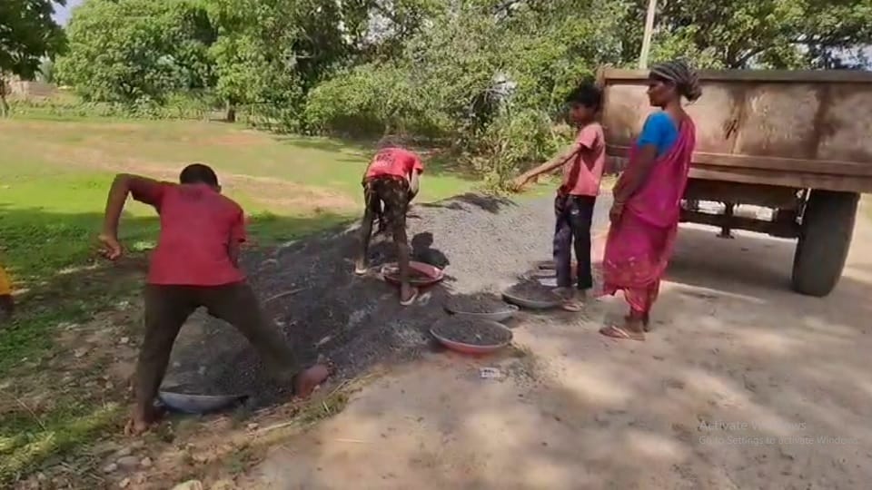 सीसी रोड के निर्माण में बाल मजदूरी
