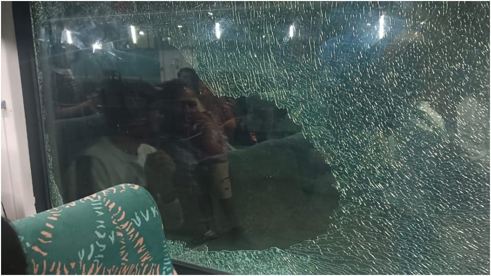 MP News: Stones pelted on Shatabdi Express in Datia and Gwalior glass broken
