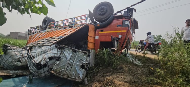 Roorkee: दरियापुर के पास खेत में पलटा शैंपू से भरा वाहन, बाल्टी और डिब्बे लेकर पहुंचे ग्रामीण