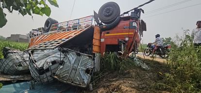 Roorkee: दरियापुर के पास खेत में पलटा शैंपू से भरा वाहन, बाल्टी और डिब्बे लेकर पहुंचे ग्रामीण Roorkee Accident Vehicle overturned in Field shampoo flowed into field villagers reached with buckets