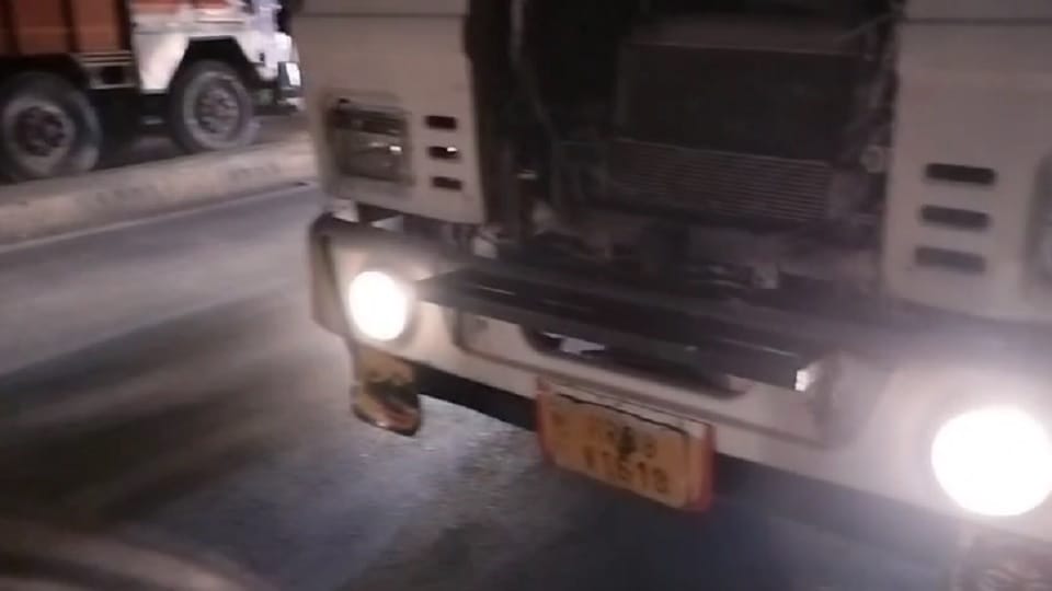 Prayagraj: Truck hits cyclist violently, both legs of the cyclist cut off