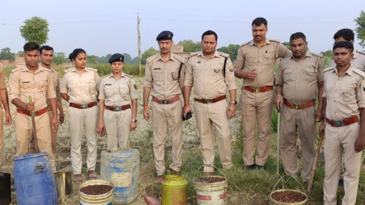 Action on those making illicit liquor A joint team of UP-Bihar raided