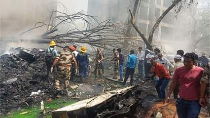 अहमदाबाद विमान हादसे के बाद घटनास्थल पर राहत और बचाव कार्य