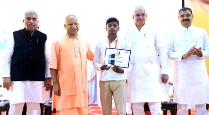 Topperstudents of UP Board were honored and rewarded by CM Yogi, Topper Student Felicitation Ceremony
