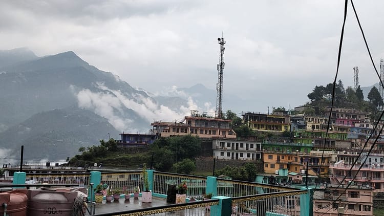 Uttarakhand Weather: पहाड़ में बदला मौसम, कई इलाकों में झमाझम बारिश, मैदान में पसीने छुड़ा रही तपिश