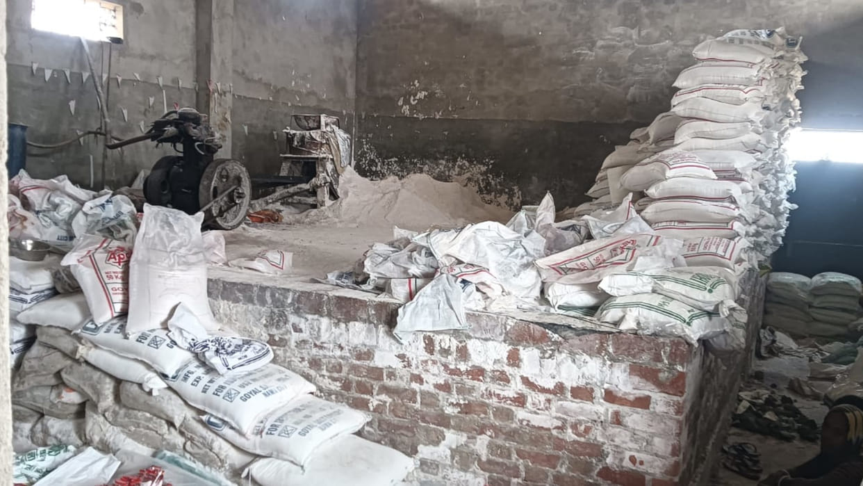 In Gorakhpur, Cement is also fake.factory caught in Belipar news in hindi