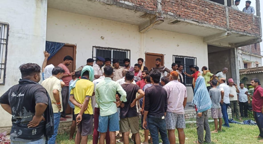 घर के बाहर जुटी भीड़