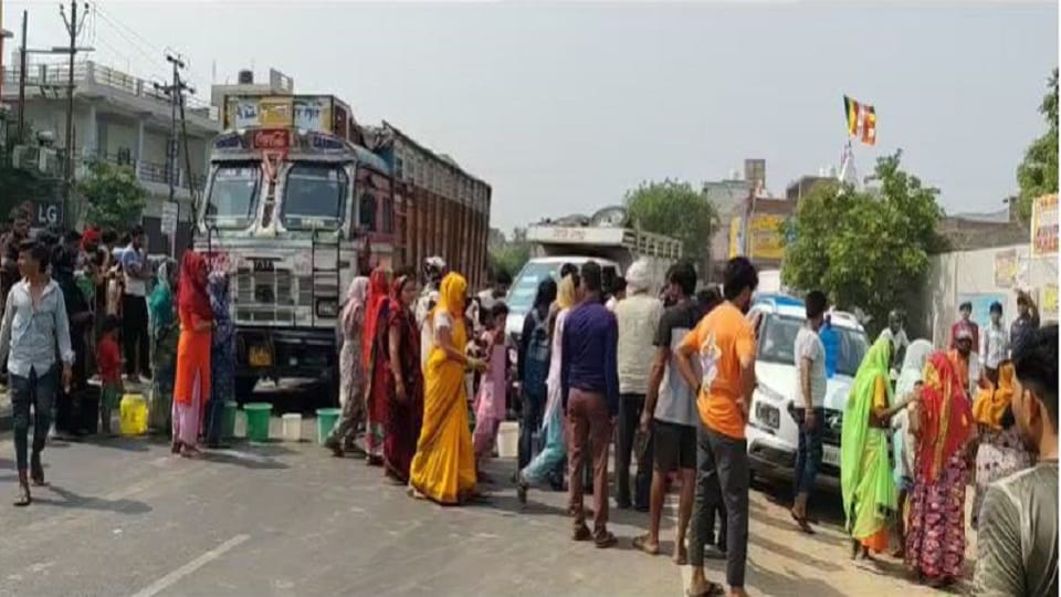 women blocked agra aligarh national highway due to water crisis