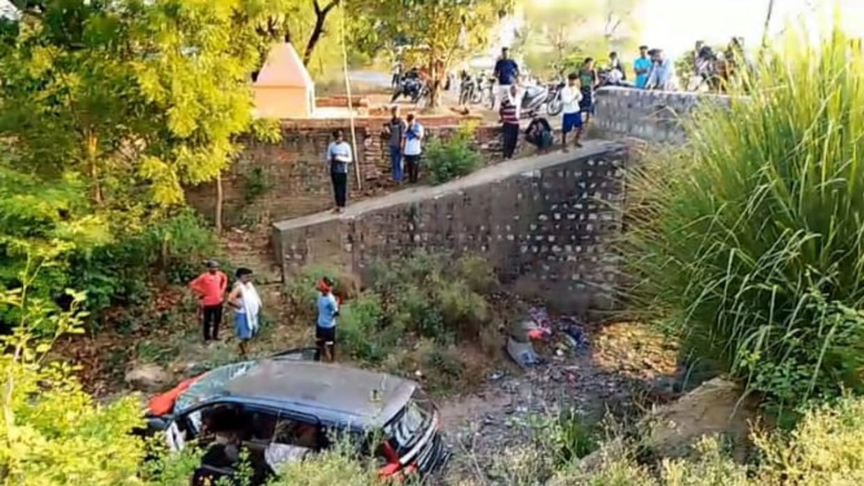High speed car collided with divider and overturned in drain, two people died and two injured, accident happen