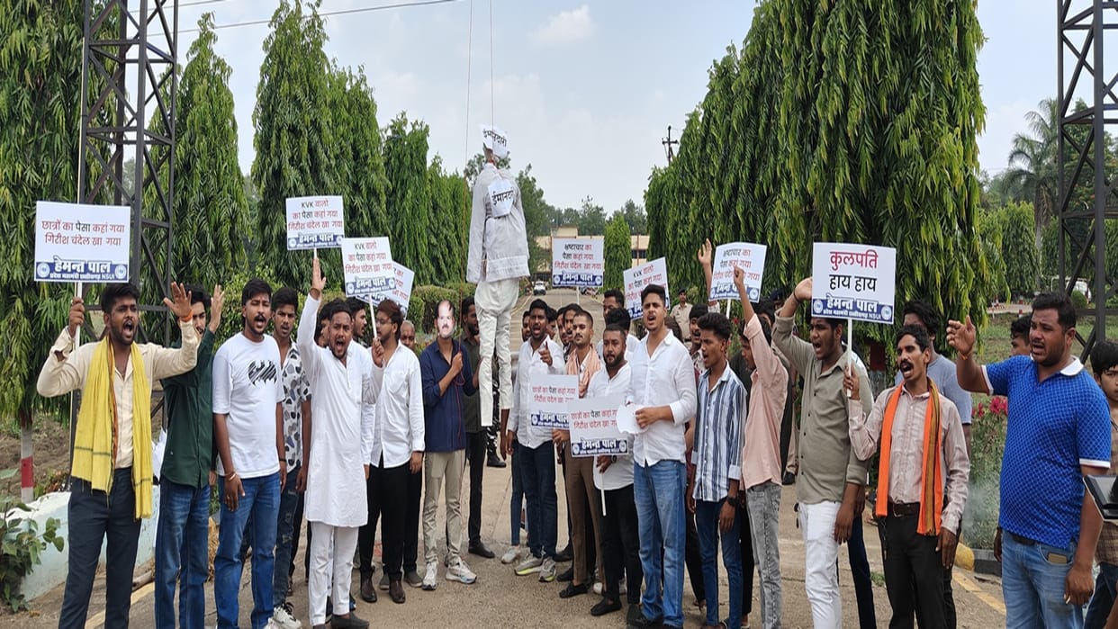 NSUI's unique protest in IGKV, students accused the administration of scam in Raipur
